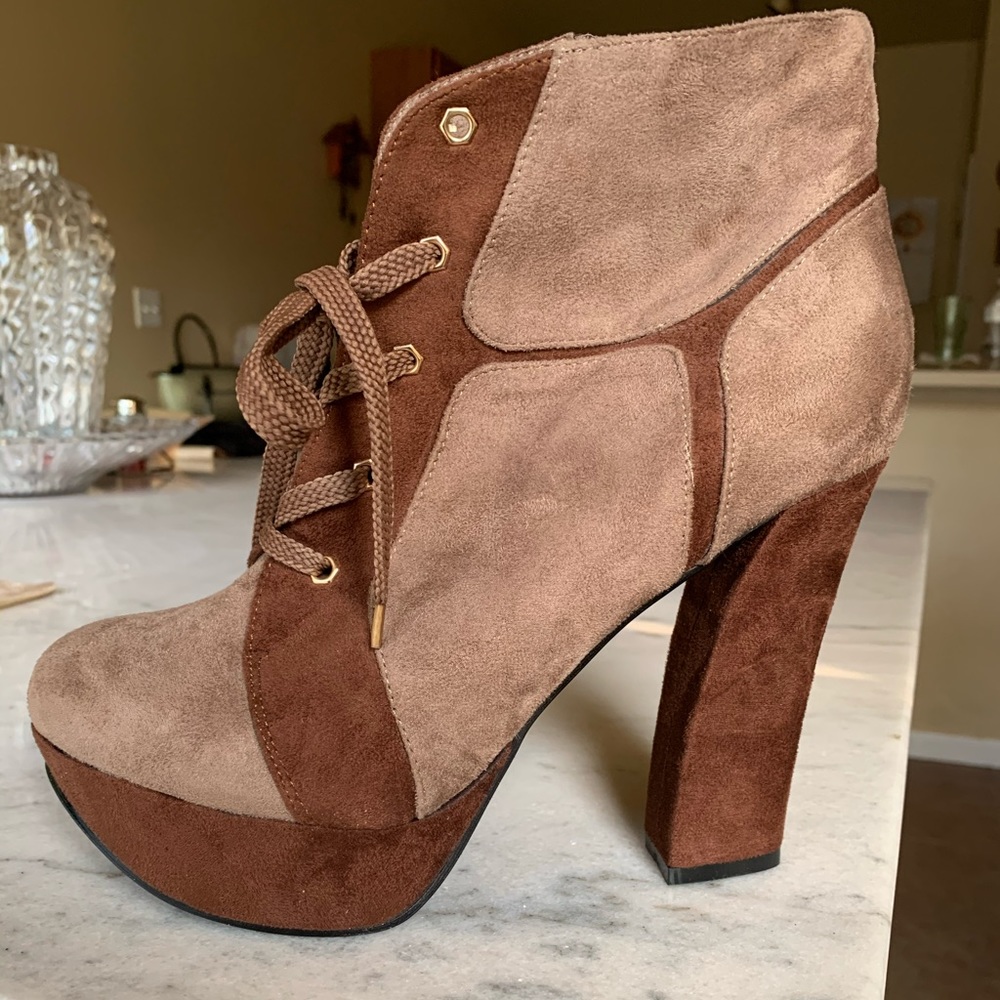 Multi colored brown shoes sz10